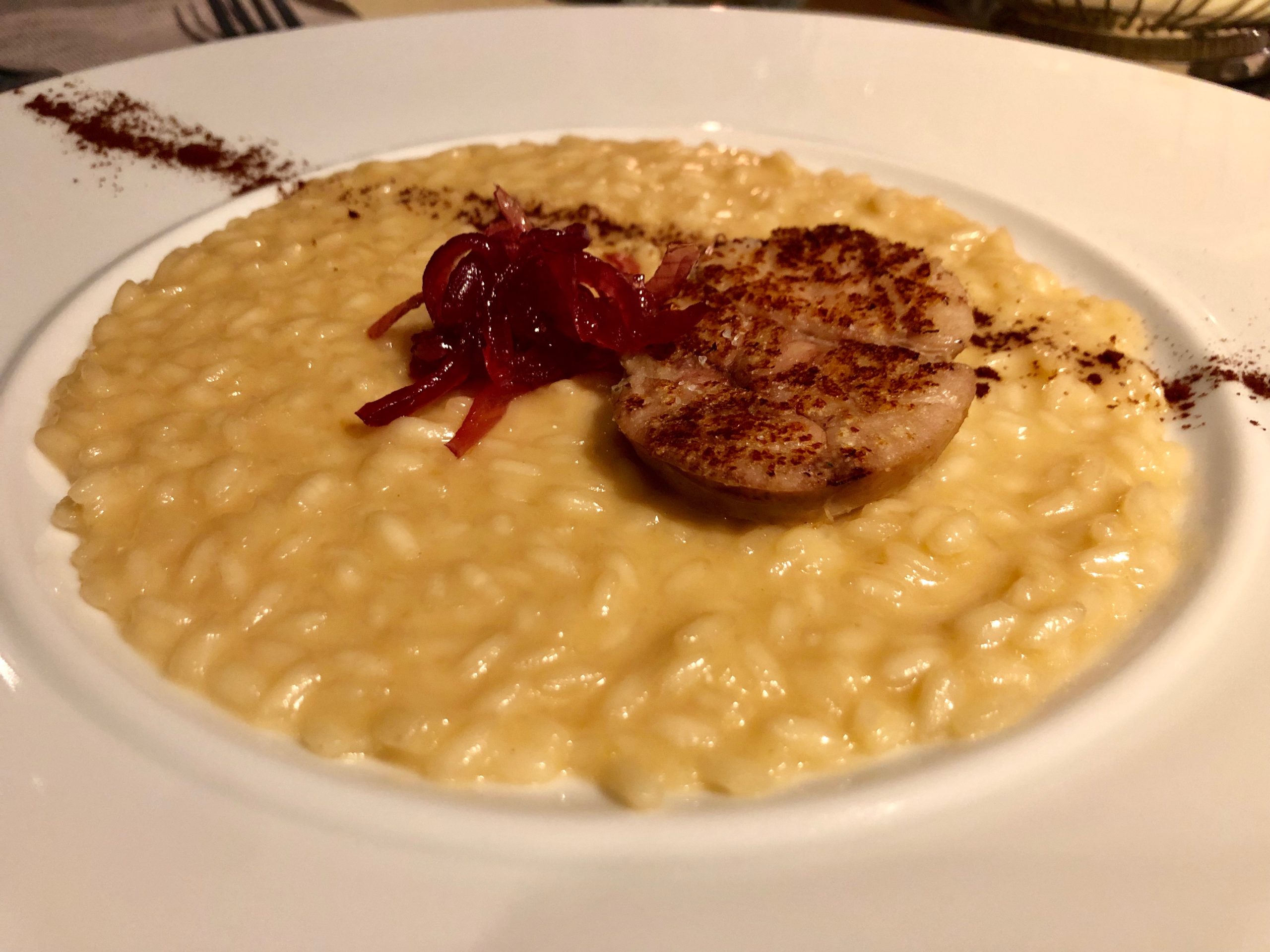 Risotto alla birra stout con animelle, cipolla rossa candita e cacao amaro