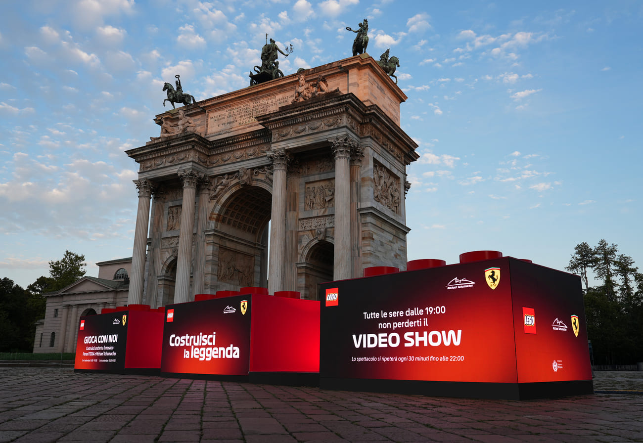 LEGO accende Milano per il GP d’Italia 2026: Formula 1 e mattoncini all’Arco della Pace fino al 6 settembre